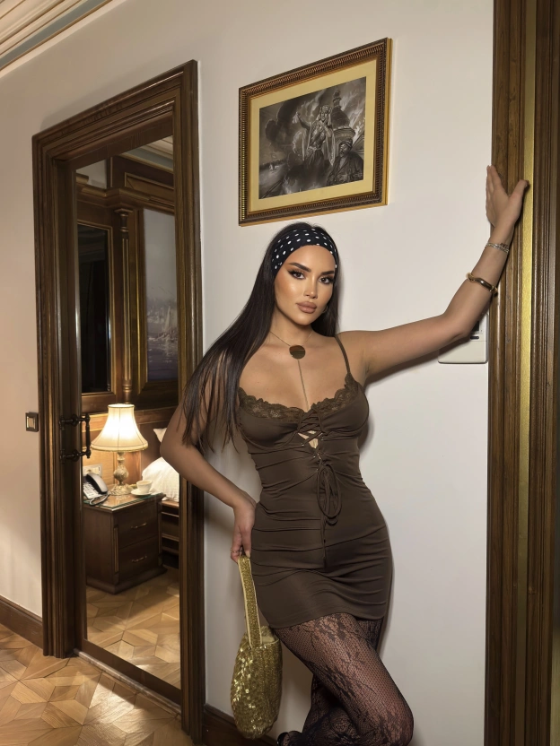 Kahverengi Askılı Dekolteli Mini Elbise