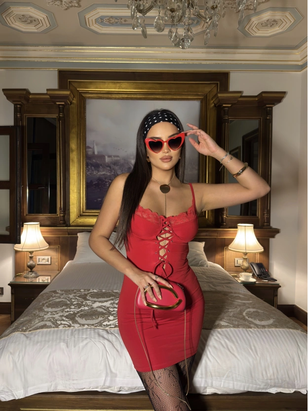 Kırmızı Askılı Dekolteli Mini Elbise