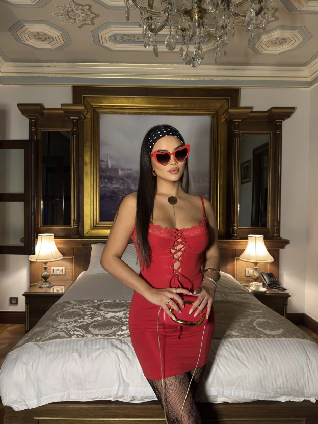 Kırmızı Askılı Dekolteli Mini Elbise