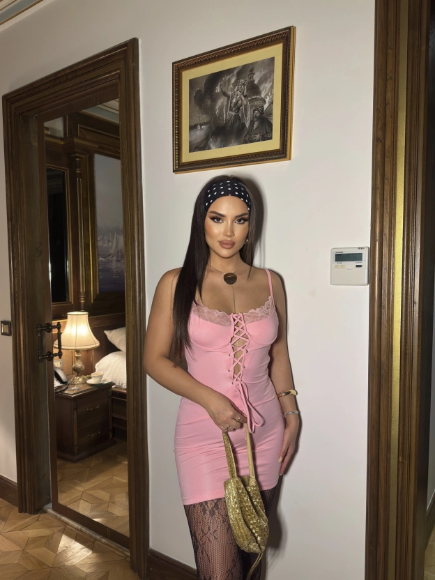 Pembe Askılı Dekolteli Mini Elbise