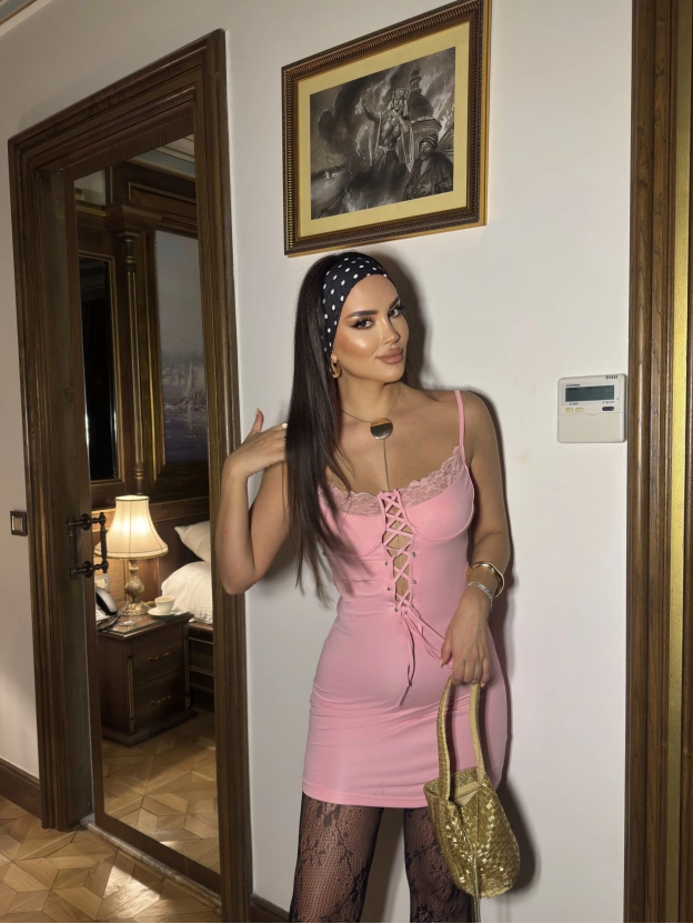 Pembe Askılı Dekolteli Mini Elbise