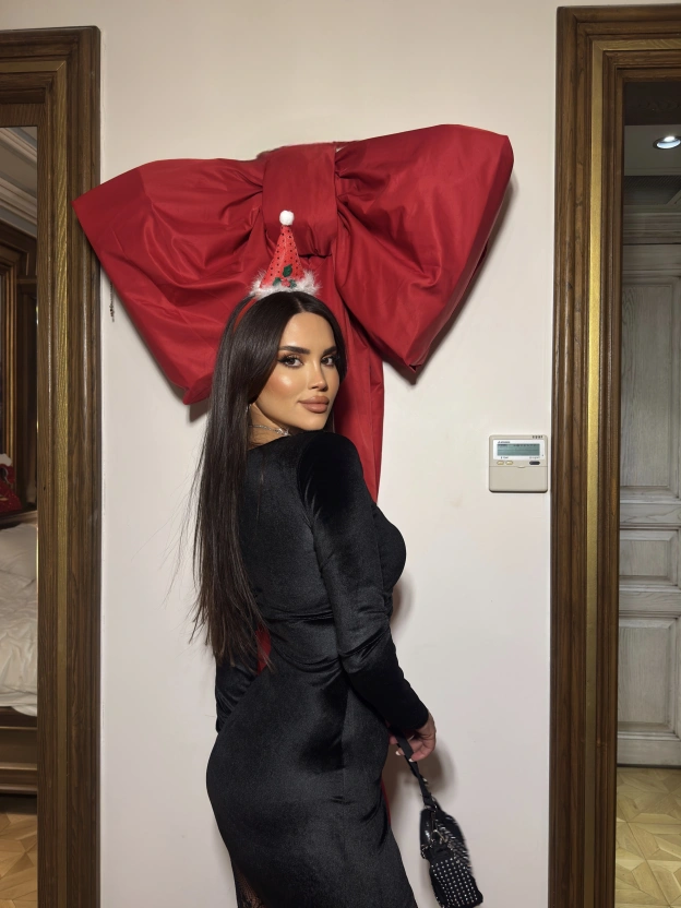 Siyah Kare Yaka Kadife Elbise