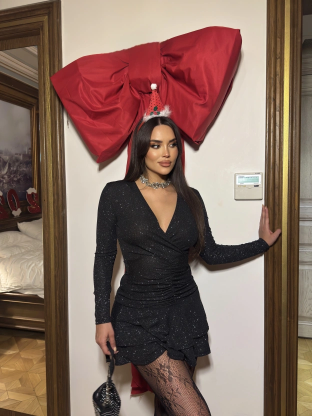 Siyah Simli Kruvaze Yaka Elbise