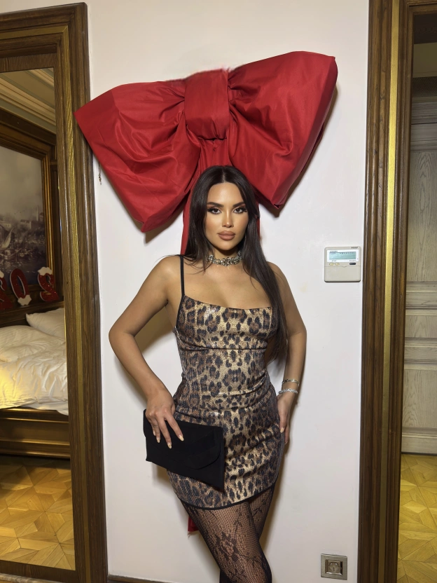 Degaje Yaka Askılı Leopar Desen Mini Elbise