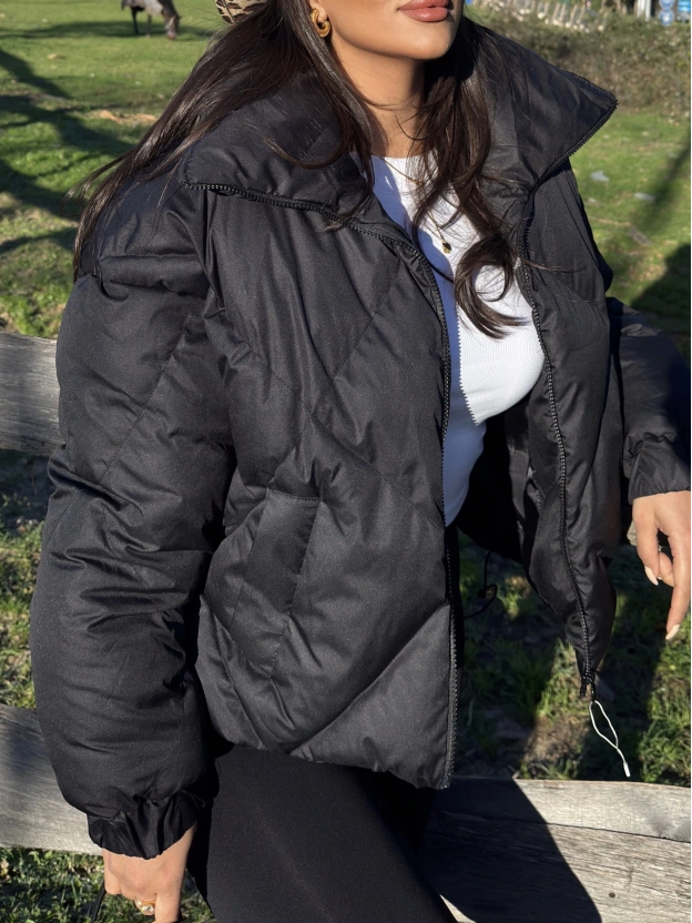 Siyah Dik Yaka Baklava Desen Mont