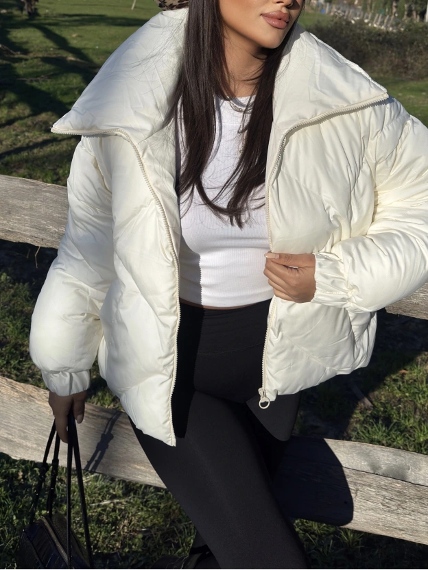 Beyaz Dik Yaka Baklava Desen Mont