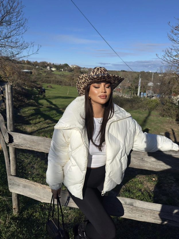 Beyaz Dik Yaka Baklava Desen Mont