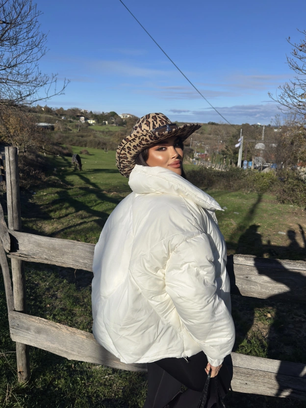 Beyaz Dik Yaka Baklava Desen Mont