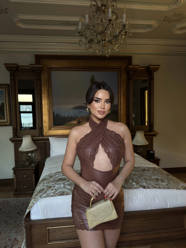 Kahverengi Deri Güpürlü Dekolteli Mini Elbise