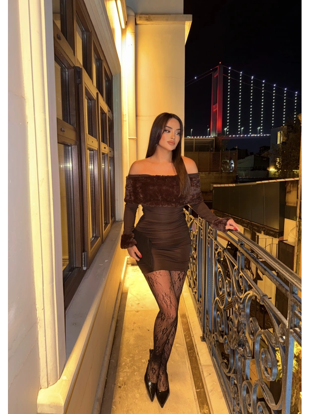 Kahvrengi Kürklü Madonna Yaka Elbise