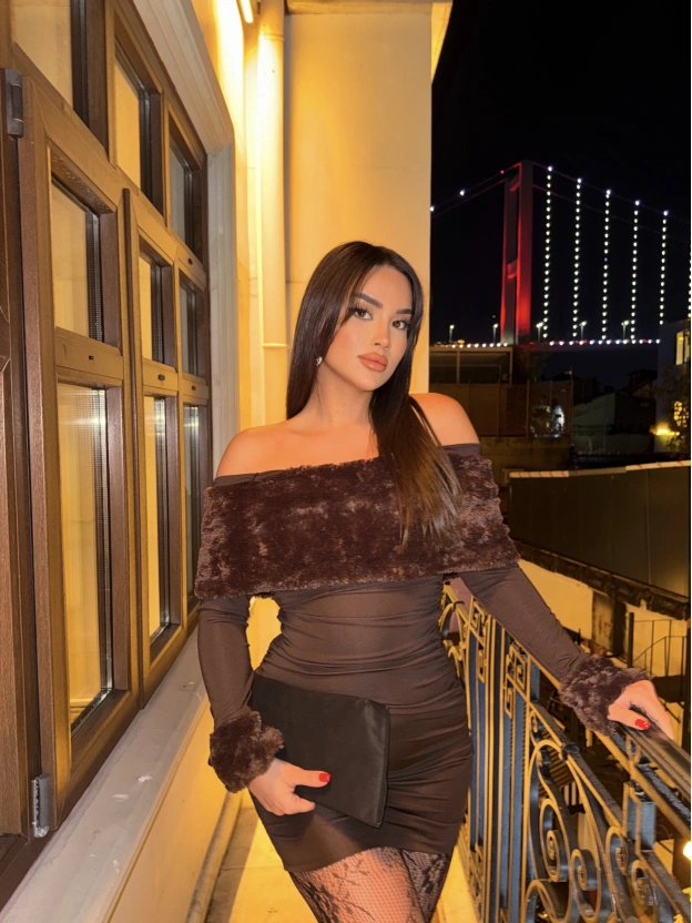 Kahvrengi Kürklü Madonna Yaka Elbise