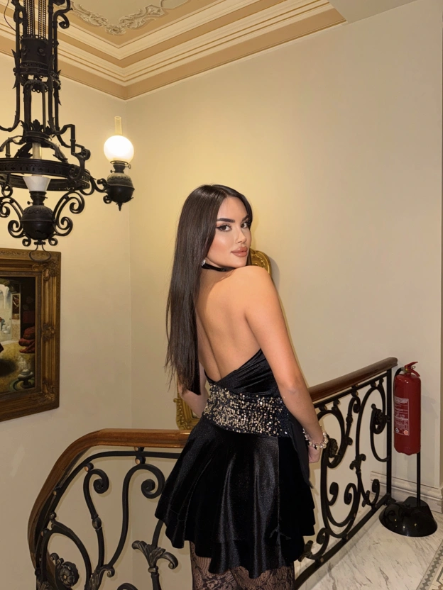 Siyah Kadife Sırt Detay Elbise