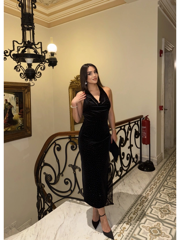 Siyah Taşlı Güpür Detay Uzun Kadife Elbise