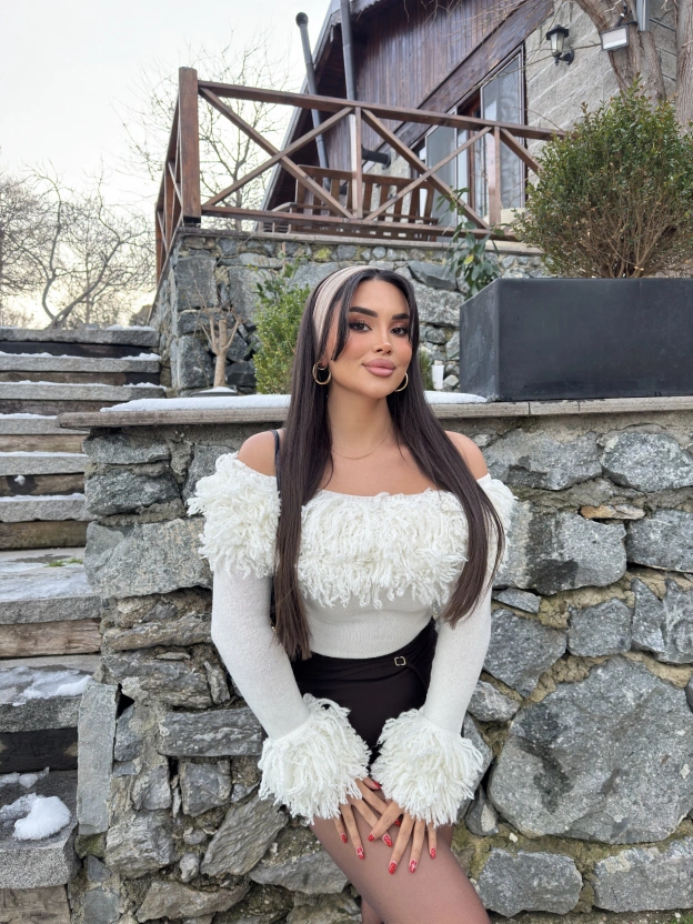 Beyaz Püsküllü Madonna Kazak