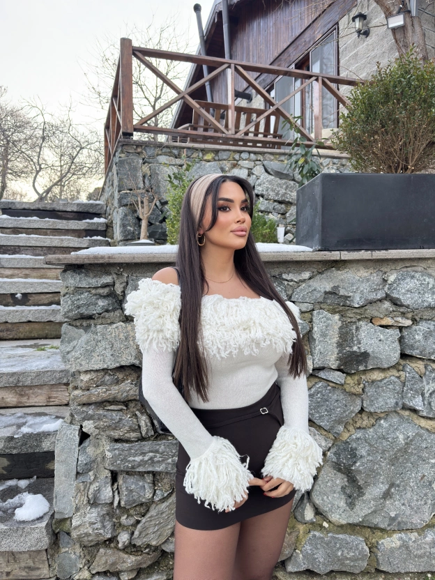 Beyaz Püsküllü Madonna Kazak