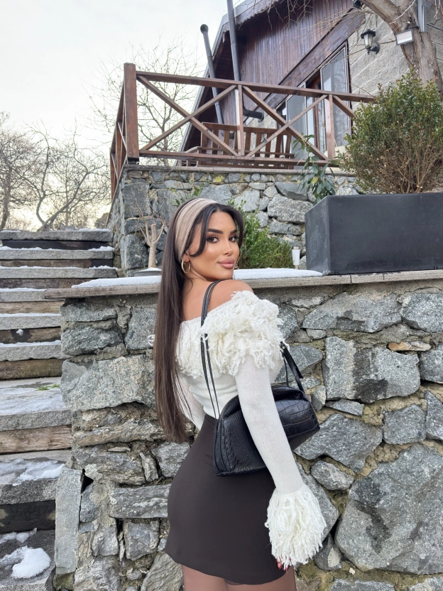 Beyaz Püsküllü Madonna Kazak