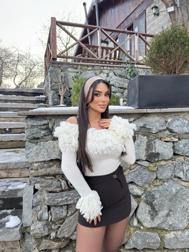 Beyaz Püsküllü Madonna Kazak