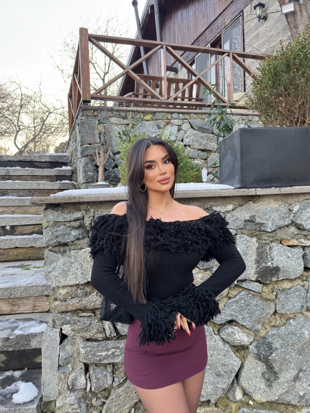 Siyah Püsküllü Madonna Kazak