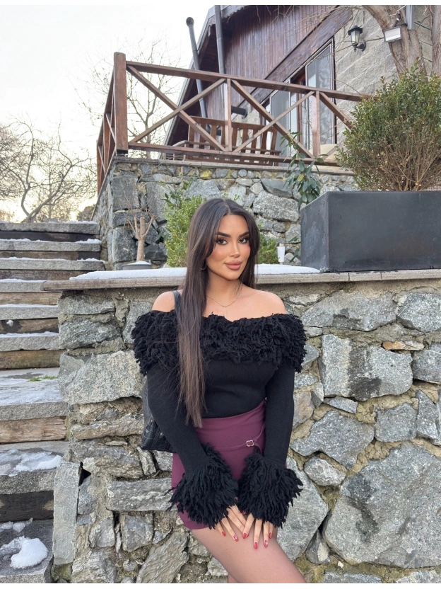 Siyah Püsküllü Madonna Kazak