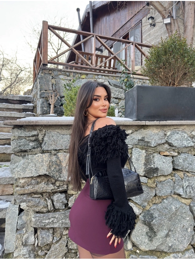 Siyah Püsküllü Madonna Kazak