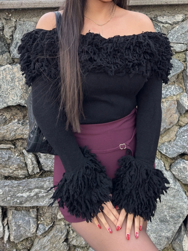 Siyah Püsküllü Madonna Kazak