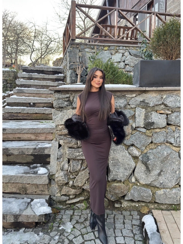 Kahverengi Kolsuz Yırtmaç Detay Uzun Elbise