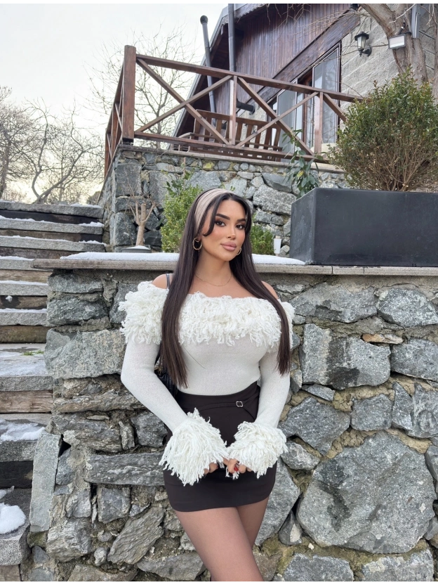 Beyaz Püsküllü Madonna Kazak