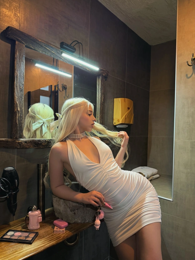 Beyaz Boyundan Bağlamalı Drapeli Mini Elbise