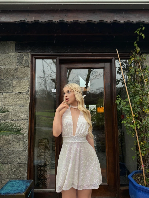 Beyaz Boyundan Bağlamalı Payetli Elbise