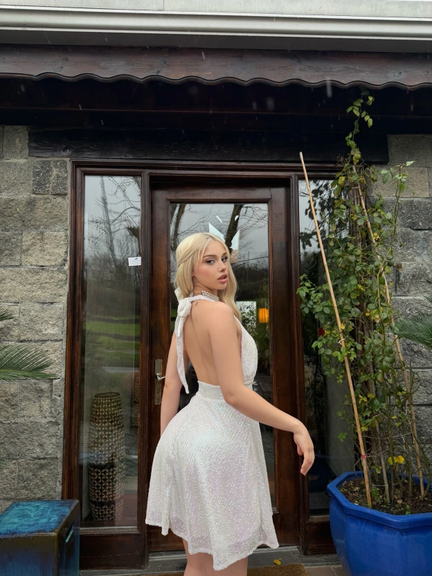 Beyaz Boyundan Bağlamalı Payetli Elbise