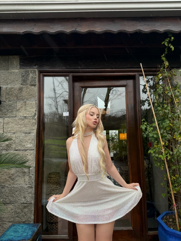 Beyaz Boyundan Bağlamalı Payetli Elbise