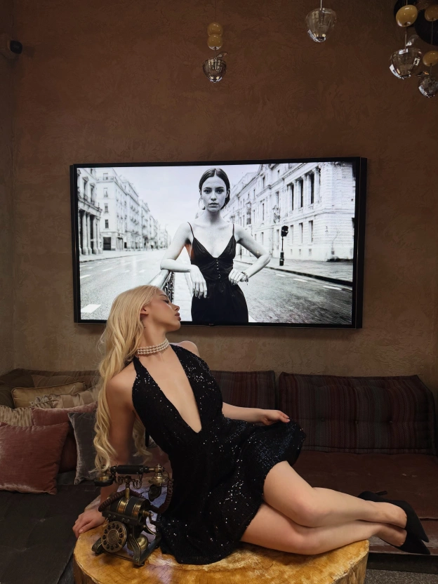 Siyah Boyundan Bağlamalı Payetli Elbise