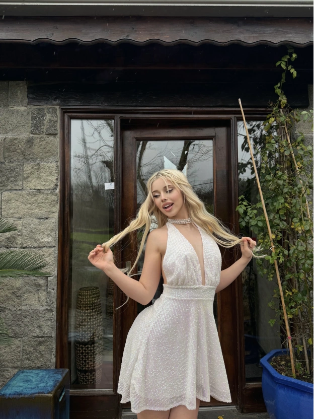 Beyaz Boyundan Bağlamalı Payetli Elbise