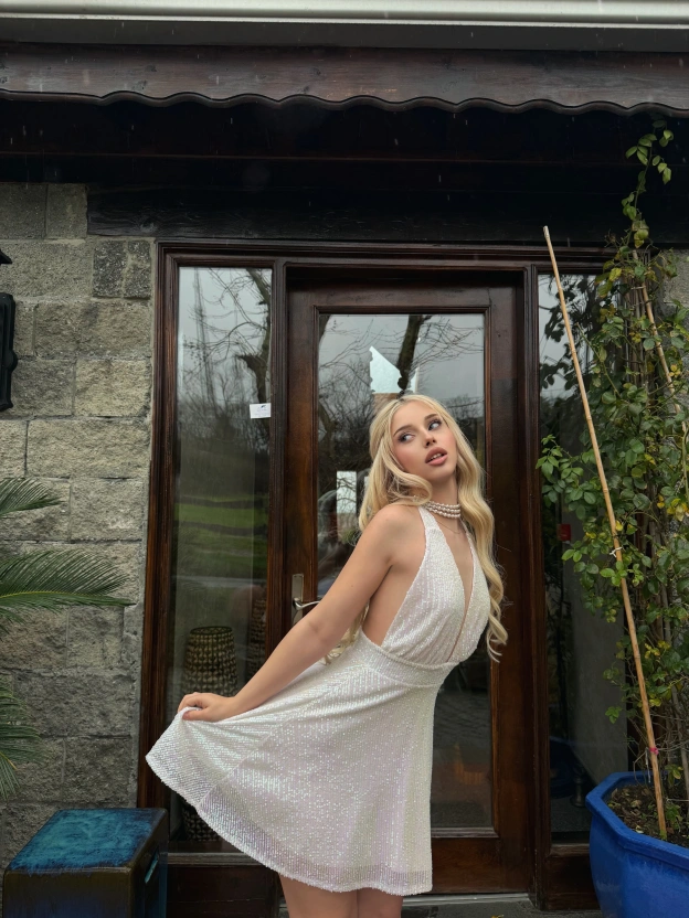 Beyaz Boyundan Bağlamalı Payetli Elbise