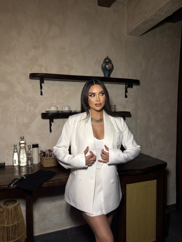 Beyaz Dört Düğmeli Blazer Ceket