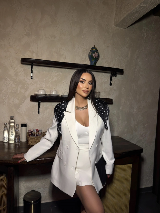 Beyaz Dört Düğmeli Blazer Ceket