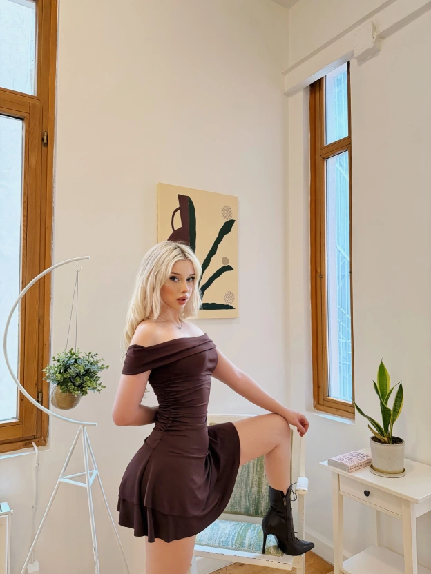 Kahverengi Madonna Yaka Drapeli Kısa Elbise