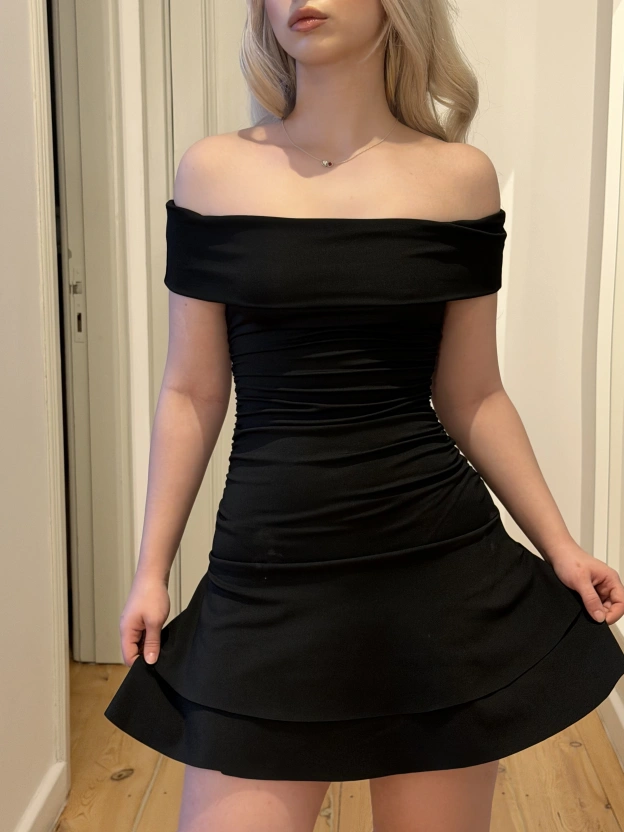 Siyah Madonna Yaka Drapeli Kısa Elbise