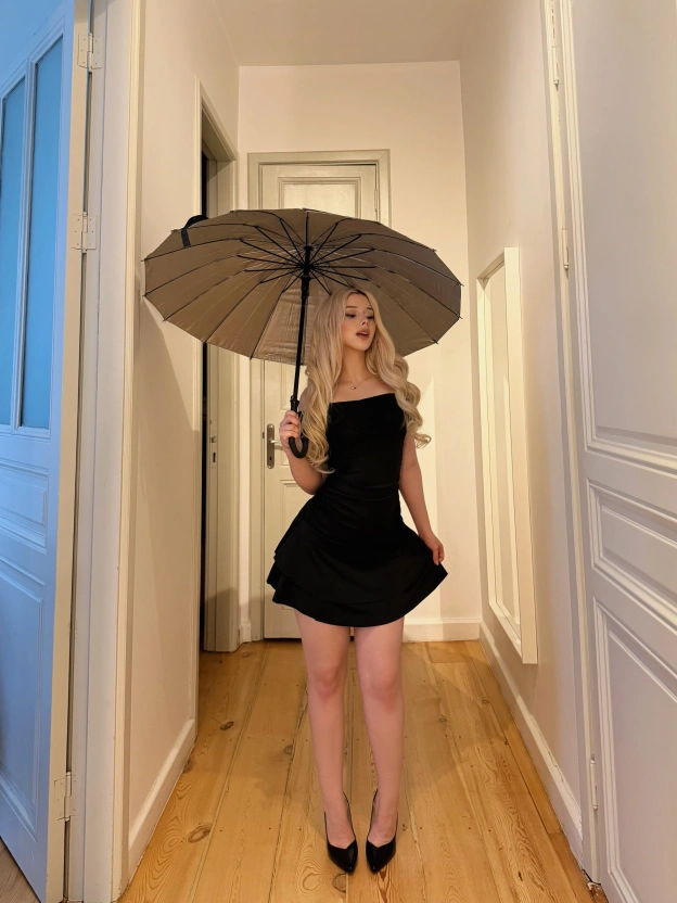 Siyah Madonna Yaka Drapeli Kısa Elbise