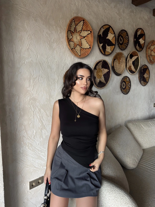 Siyah Asimetrik Tek Omuz Crop