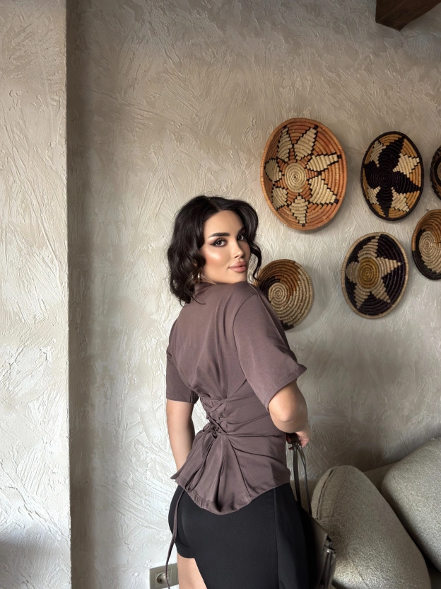 Kahverengi Sırt Bağlamalı Bele Oturan Tshırt