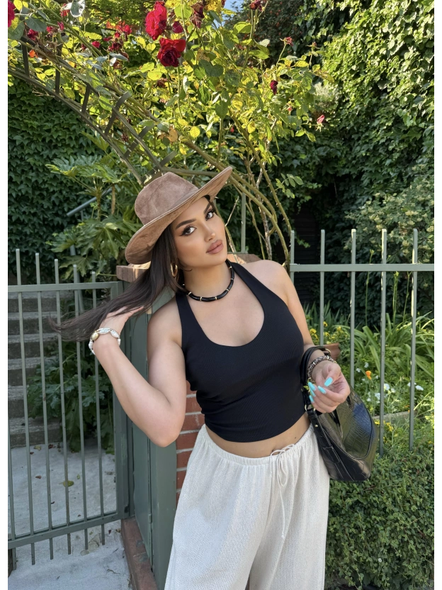 Siyah Boyundan Geçirmeli Crop