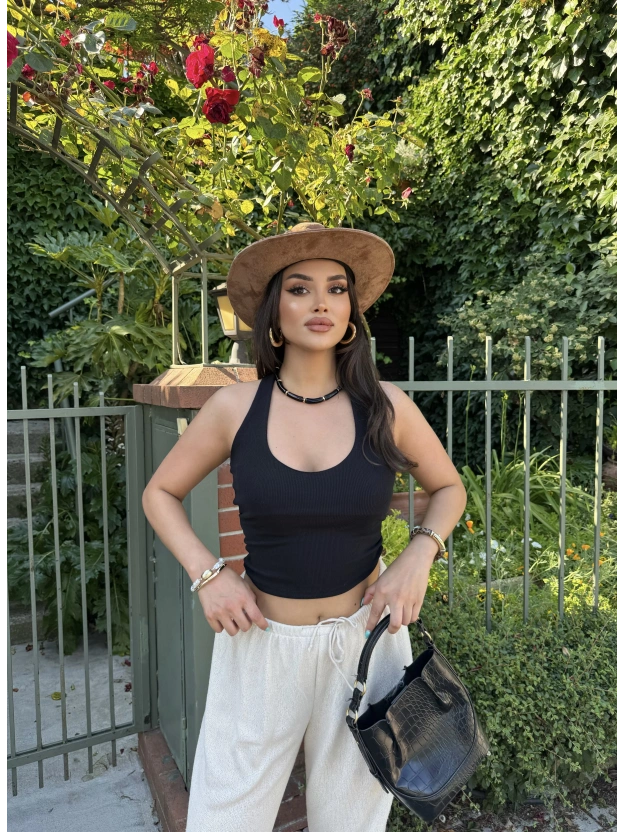 Siyah Boyundan Geçirmeli Crop