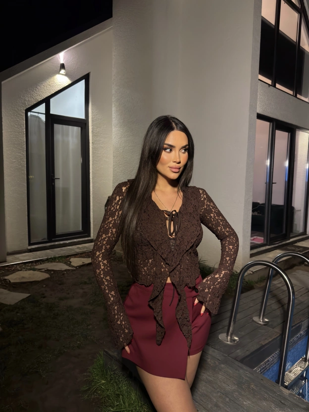 Kahverengi Ön Bağlamalı Dantel Bluz