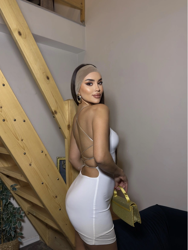 Beyaz Sırt Dekolteli Tasarım Mini Elbise