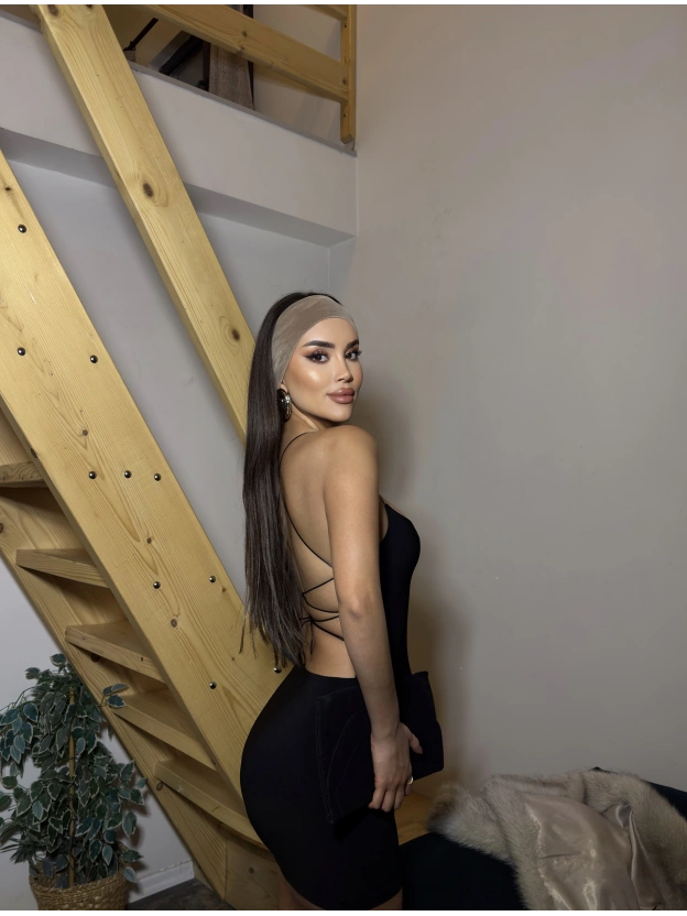 Siyah Sırt Dekolteli Tasarım Mini Elbise