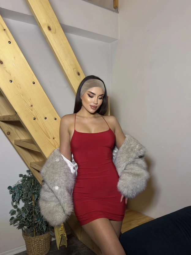 Kırmızı Sırt Dekolteli Tasarım Mini Elbise