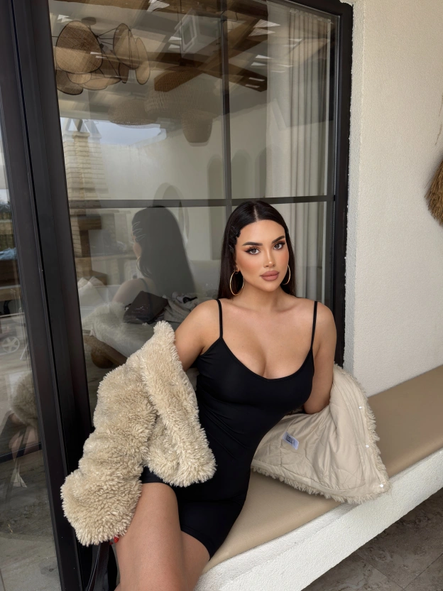 Siyah V Yaka Askılı Tulum