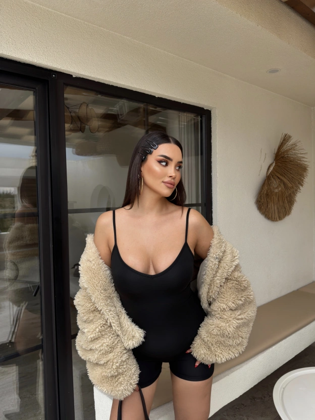 Siyah V Yaka Askılı Tulum