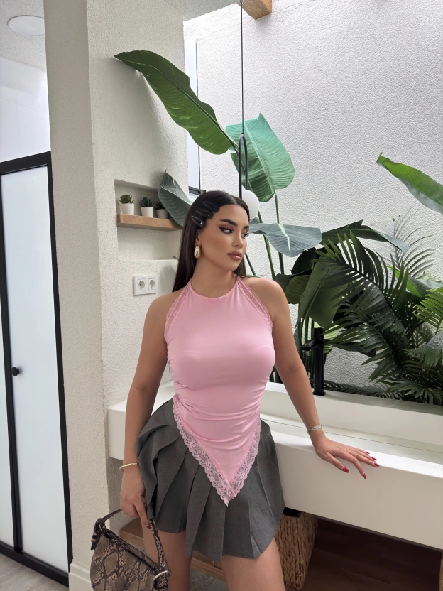 Pembe Dantel Boyundan Bağlamalı Asimetrik Bluz